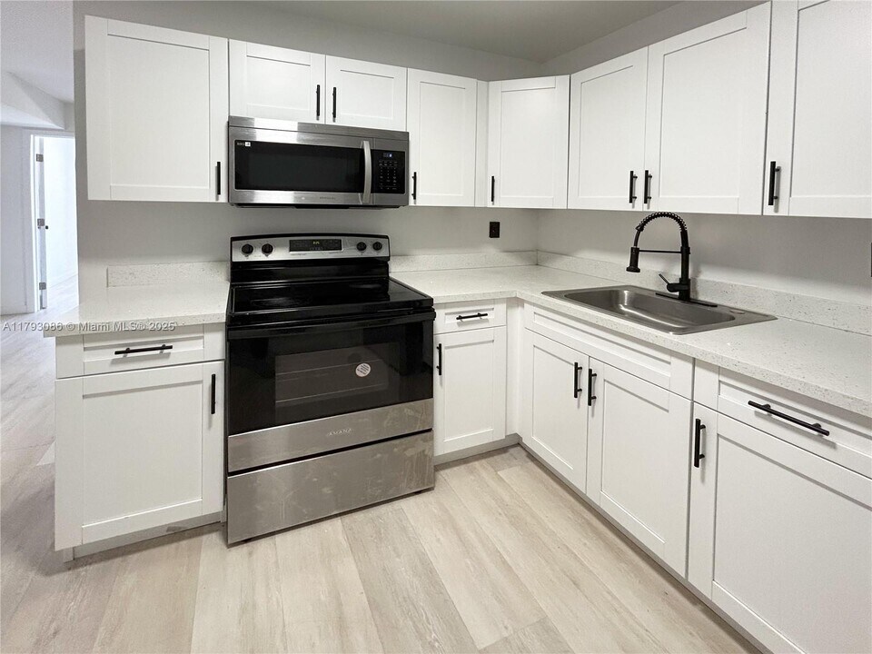 12215 W Dixie Hwy in North Miami, FL - Building Photo