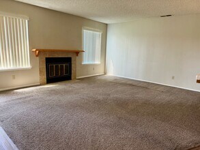 537 W Escalon Ave in Clovis, CA - Building Photo - Building Photo