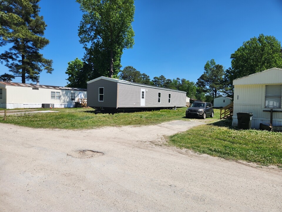 109 Hussey Mhp Ln in Beulaville, NC - Building Photo