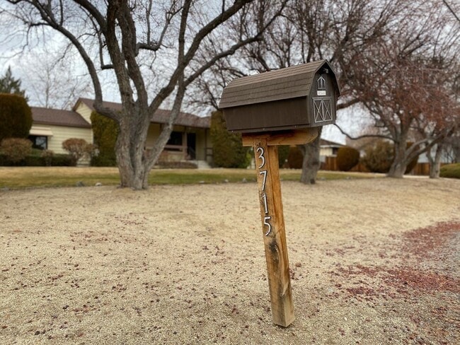 3715 Warren Way in Reno, NV - Foto de edificio - Building Photo