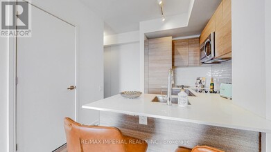 3-2703 Gloucester St in Toronto, ON - Building Photo - Building Photo