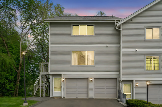 151 Shelter Rock Rd in Danbury, CT - Building Photo - Building Photo