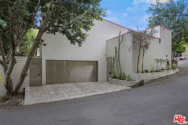 8514 Hillside Ave in Los Angeles, CA - Building Photo - Building Photo