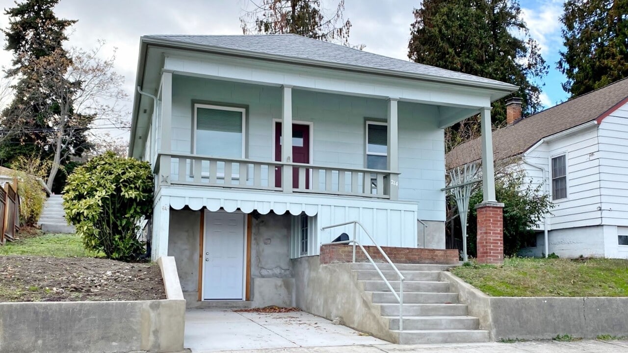 214 E 12th St in The Dalles, OR - Building Photo