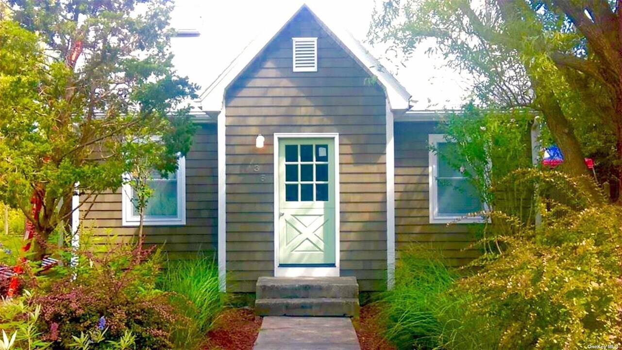 38 Homesite Ave in Islip, NY - Building Photo