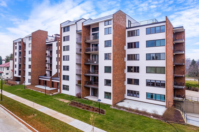 East Park Towers in Racine, WI - Building Photo - Building Photo