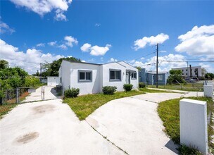 1221 NW 75th St in Miami, FL - Building Photo - Building Photo