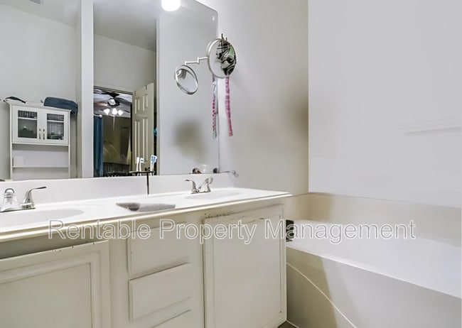 4221 Park Village Ct in Fort Worth, TX - Foto de edificio - Building Photo