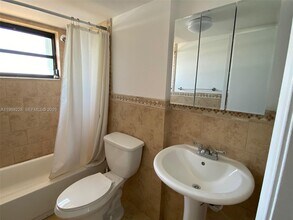 7626 Byron Ave, Unit 6 in Miami Beach, FL - Foto de edificio - Building Photo