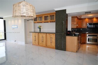 3731 N Country Club Dr in Aventura, FL - Building Photo - Building Photo