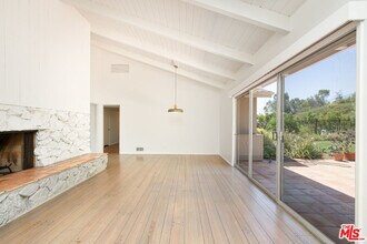 1053 Maroney Ln in Los Angeles, CA - Foto de edificio - Building Photo
