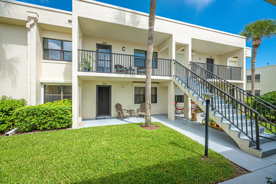2050 Atlantic St in Melbourne Beach, FL - Building Photo