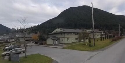 105 Burkhart Dr in Sitka, AK - Foto de edificio - Building Photo