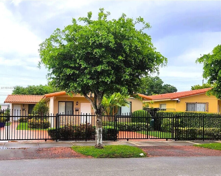 9253 SW 39th St in Miami, FL - Building Photo