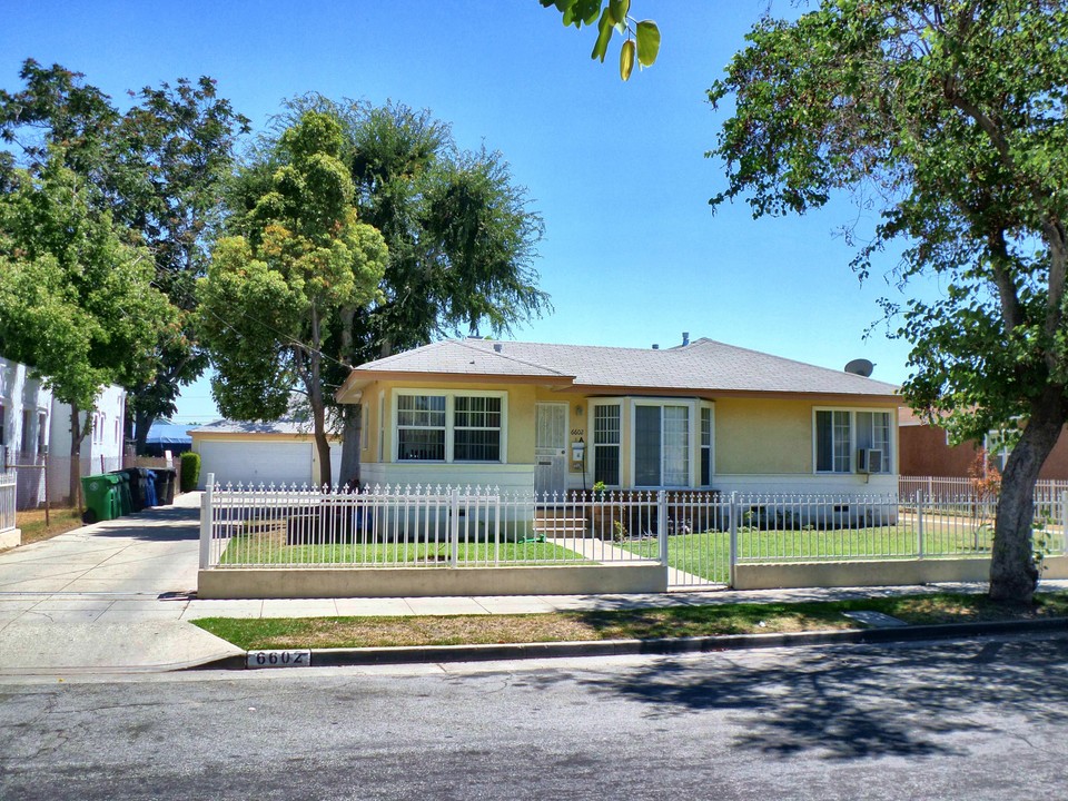 6602 Fishburn Ave in Bell, CA - Building Photo