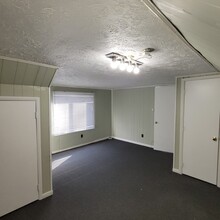 17 Woodland Dr, Unit Upstair Rental in Carmel, IN - Building Photo - Building Photo