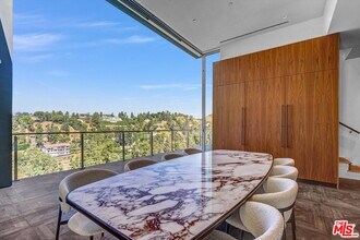9400 Readcrest Dr in Beverly Hills, CA - Building Photo - Building Photo