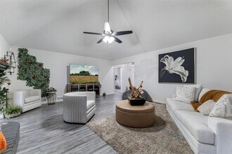 916 Clover Hill Ln in Cedar Hill, TX - Foto de edificio - Building Photo