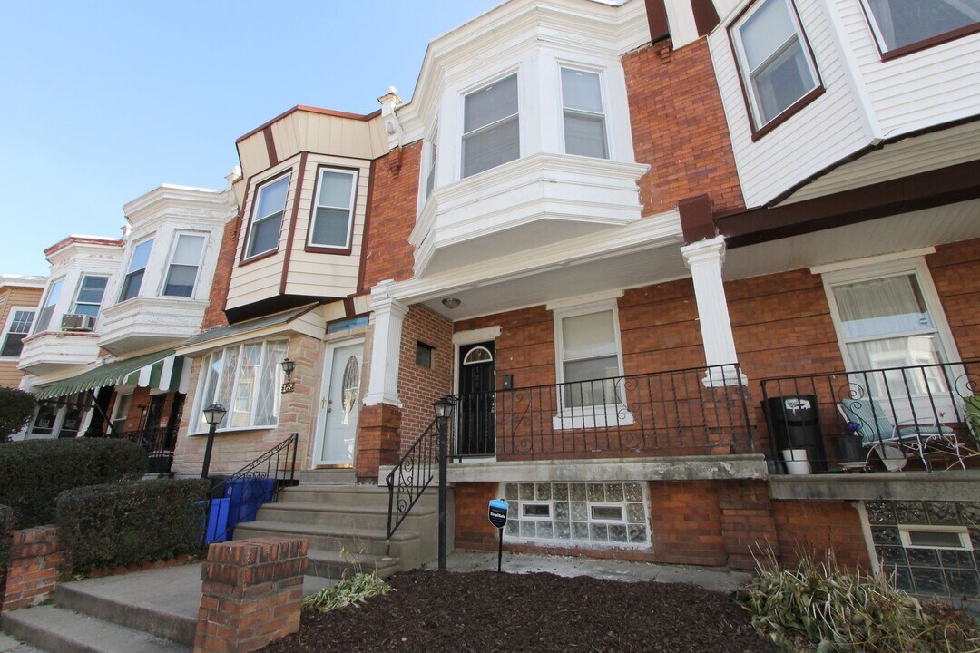 124 W Pomona St in Philadelphia, PA - Building Photo