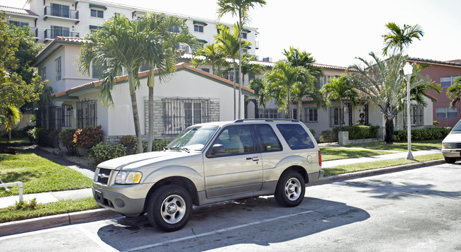 330 Madeira Ave in Coral Gables, FL - Foto de edificio - Building Photo