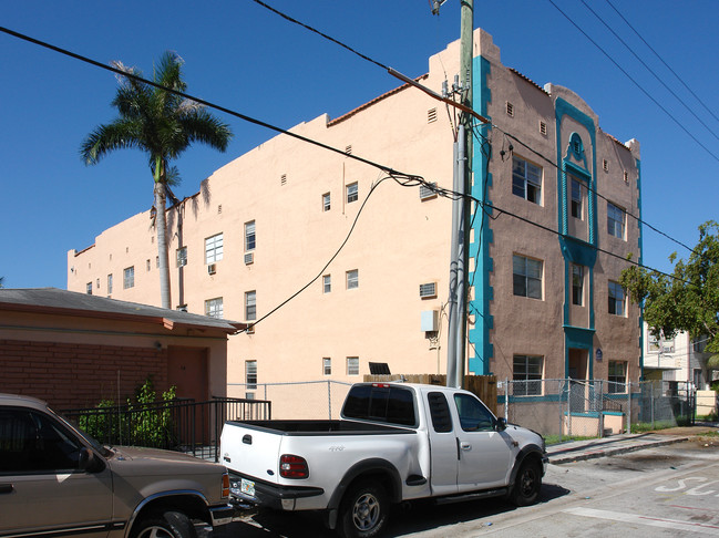 536 SW 4th St in Miami, FL - Foto de edificio - Building Photo