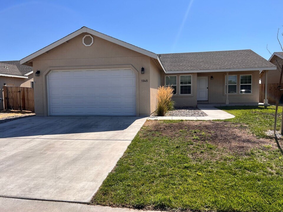 1345 Deerfield Dr in Fallon, NV - Building Photo