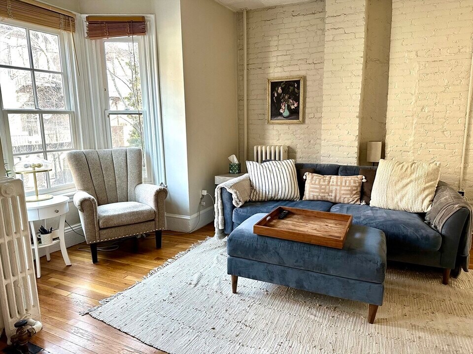 17 Dartmouth Pl in Boston, MA - Building Photo