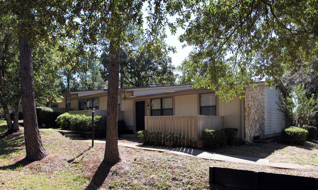 Hillview Terrace Apartments in Pensacola, FL - Building Photo - Building Photo