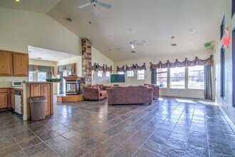 12183 W Cross Dr, Unit 101 in Littleton, CO - Foto de edificio - Building Photo
