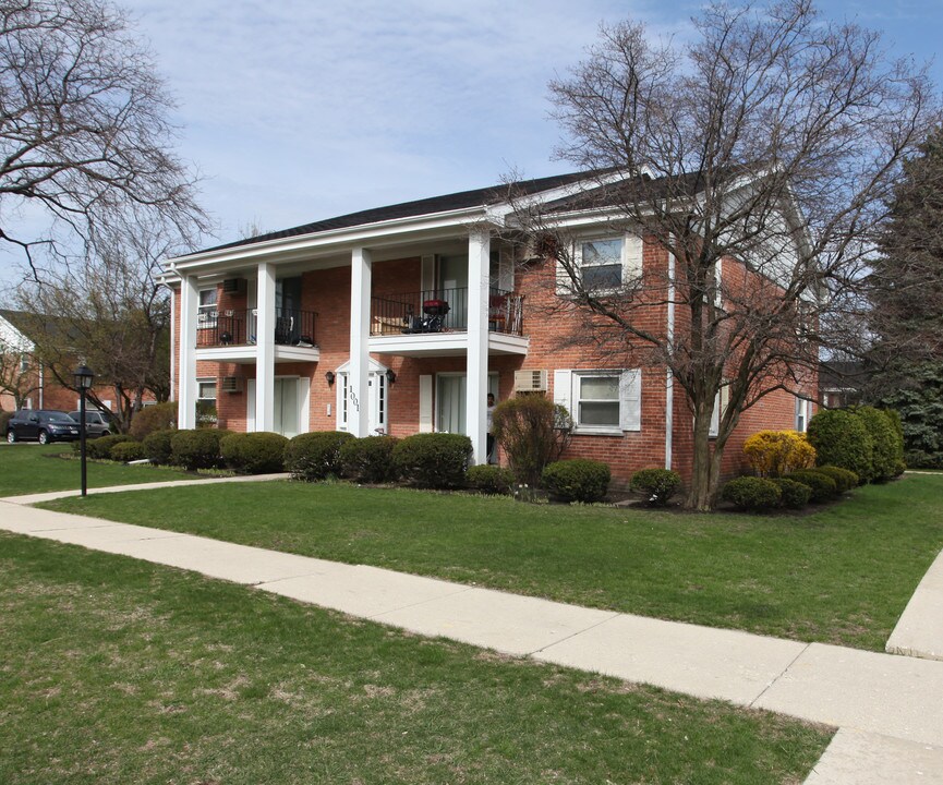 Monticello Apartments in Wheaton, IL - Foto de edificio