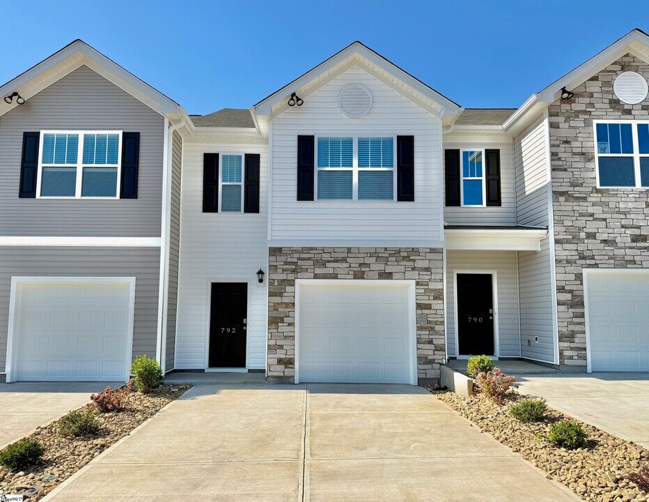 792 Embark Cir in Greer, SC - Building Photo
