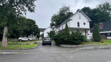 11 Sheridan Ave in Rochester, NH - Building Photo - Interior Photo