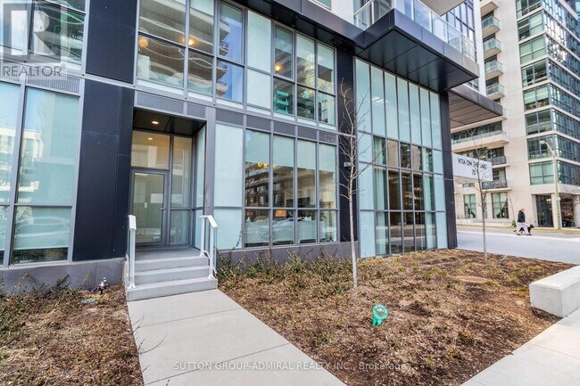 70 Annie Craig Dr in Toronto, ON - Building Photo - Building Photo