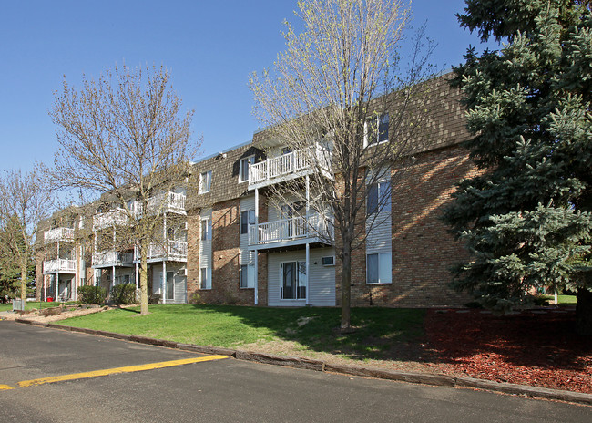 River Garden Apartments in Elk River, MN - Foto de edificio - Building Photo