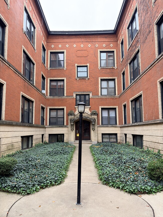 3722 N Sheffield Ave in Chicago, IL - Foto de edificio - Building Photo