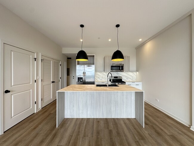 3207 N Narragansett Ave, Unit M09H in Chicago, IL - Building Photo - Building Photo