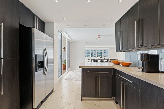 5005 Collins Ave in Miami Beach, FL - Foto de edificio - Building Photo