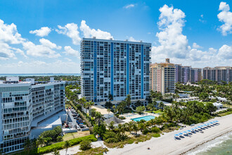 Casa del Mar in Key Biscayne, FL - Building Photo - Building Photo