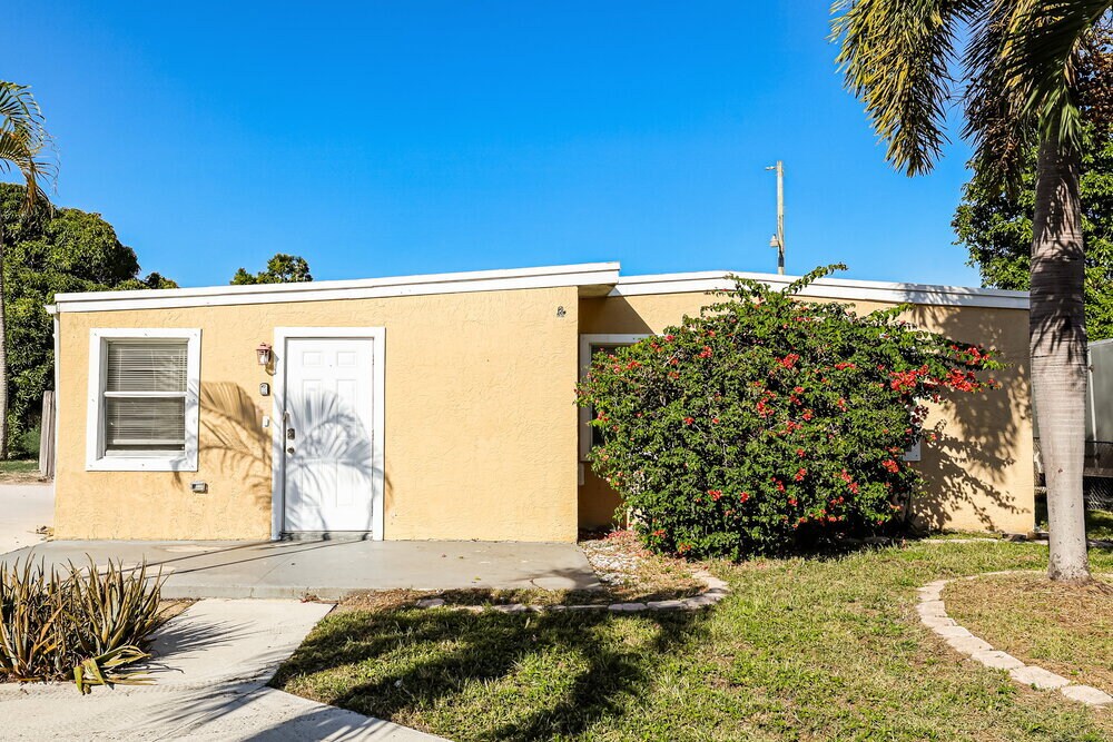 395 Plum Tree Dr in Lantana, FL - Foto de edificio