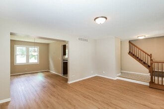 134 Brookwood Ln E in Bolingbrook, IL - Building Photo - Building Photo