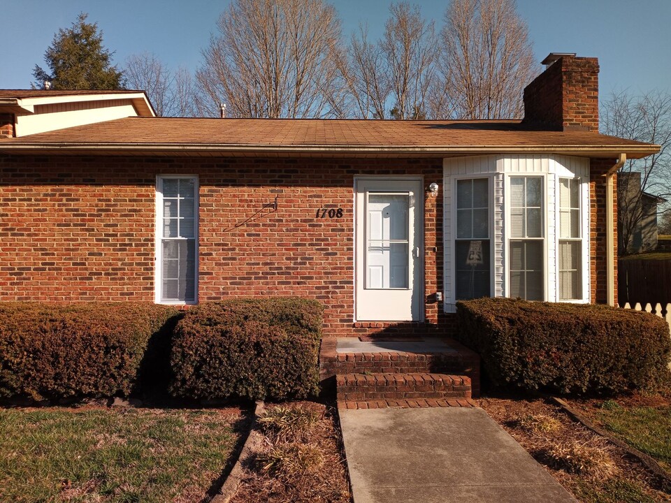 1708 Todd Dr in Johnson City, TN - Foto de edificio