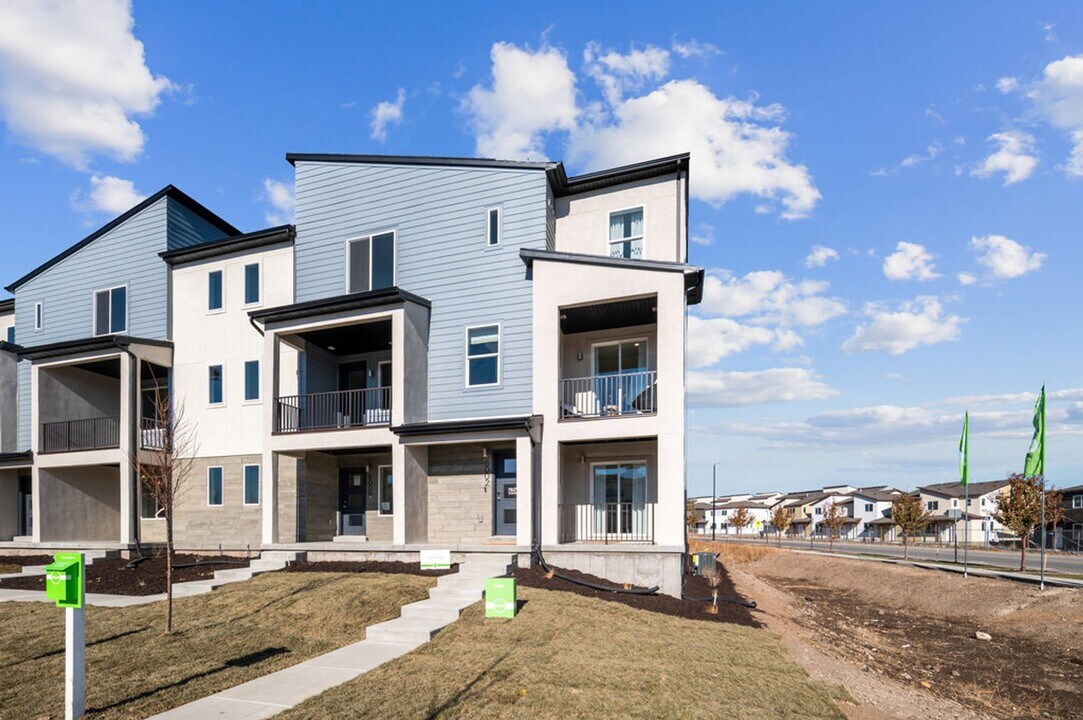 6002 Highlandbrook Dr in West Jordan, UT - Building Photo