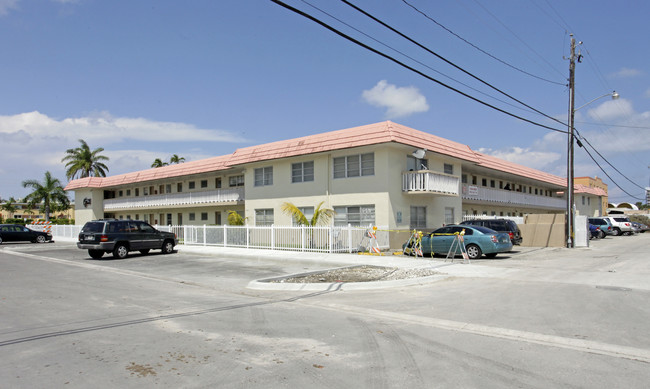 Hampton Court in Miami, FL - Building Photo - Building Photo