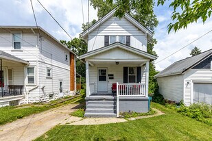 3242 Stanhope Ave in Cincinnati, OH - Building Photo