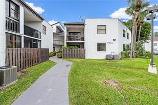 9421 Fontainebleau Blvd in Miami, FL - Building Photo