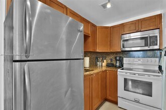 6966 Byron Ave in Miami Beach, FL - Building Photo - Building Photo