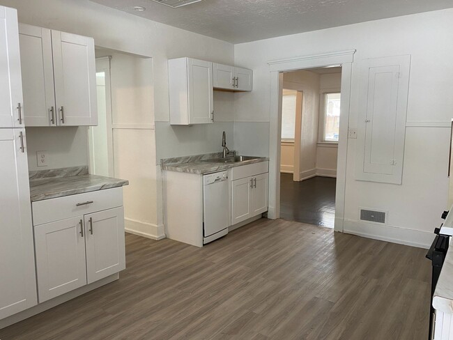 3222-3224 S Adams Ave
