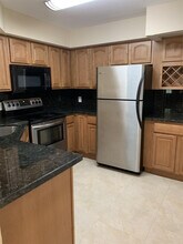2460 NW 33rd St in Oakland Park, FL - Building Photo - Building Photo