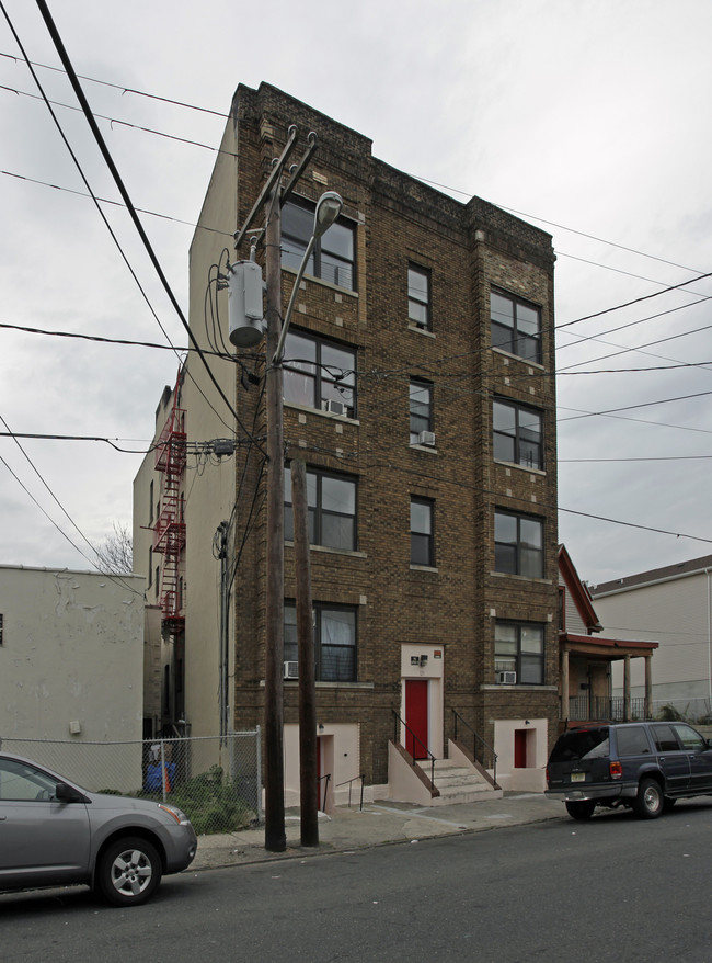 25 Warner Ave in Jersey City, NJ - Foto de edificio - Building Photo