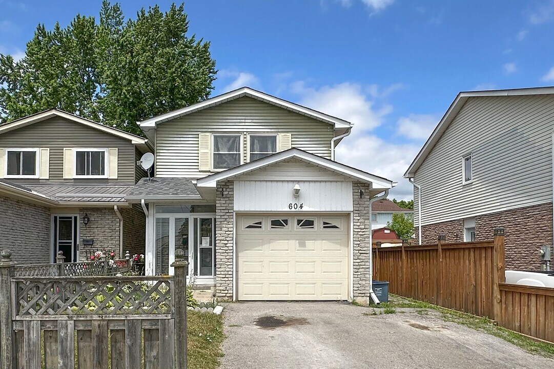 604 Stone St in Oshawa, ON - Building Photo